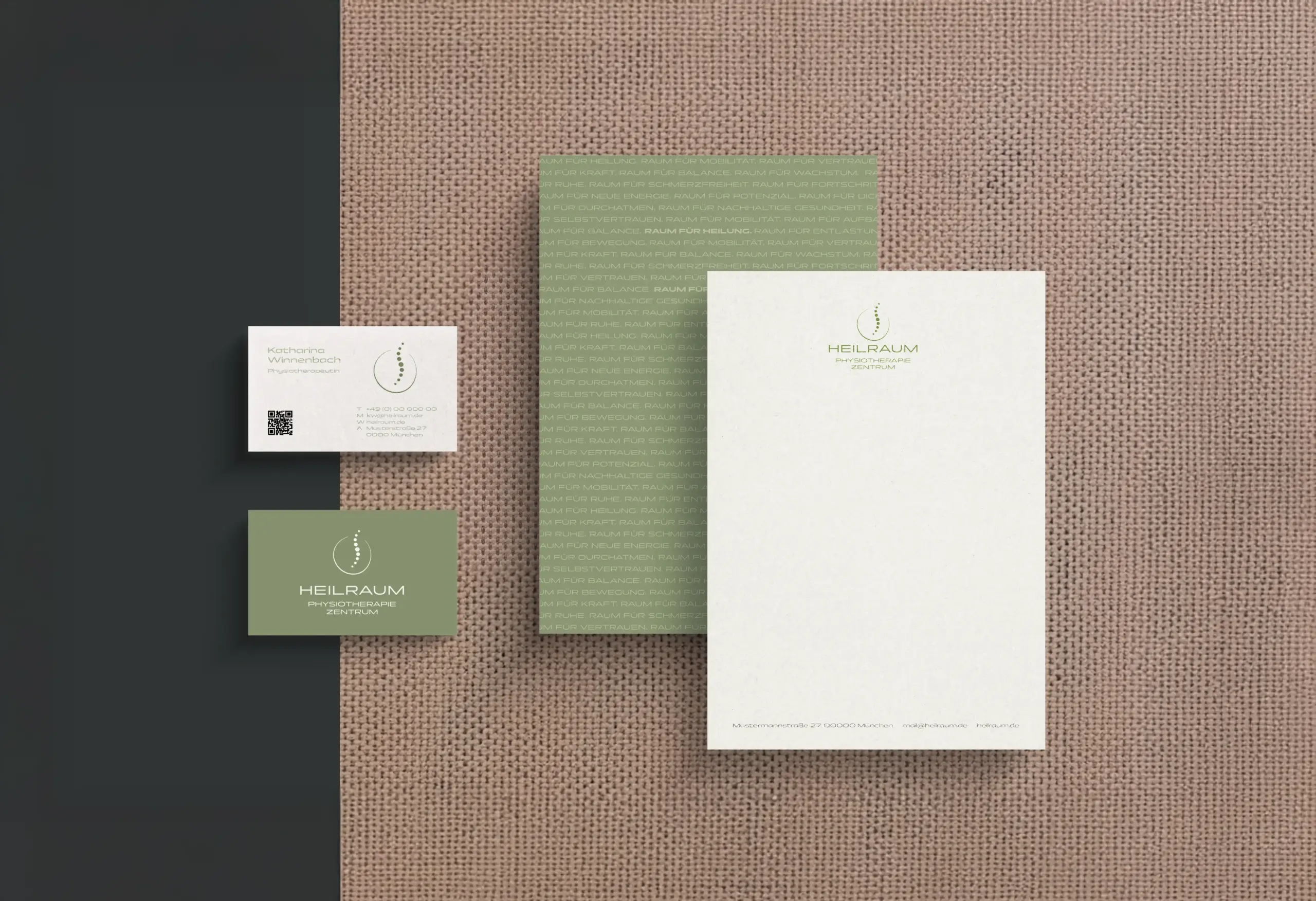 Geschäftsausstattung der Praxis Heilraum mit Logo auf Briefpapier und Visitenkarten