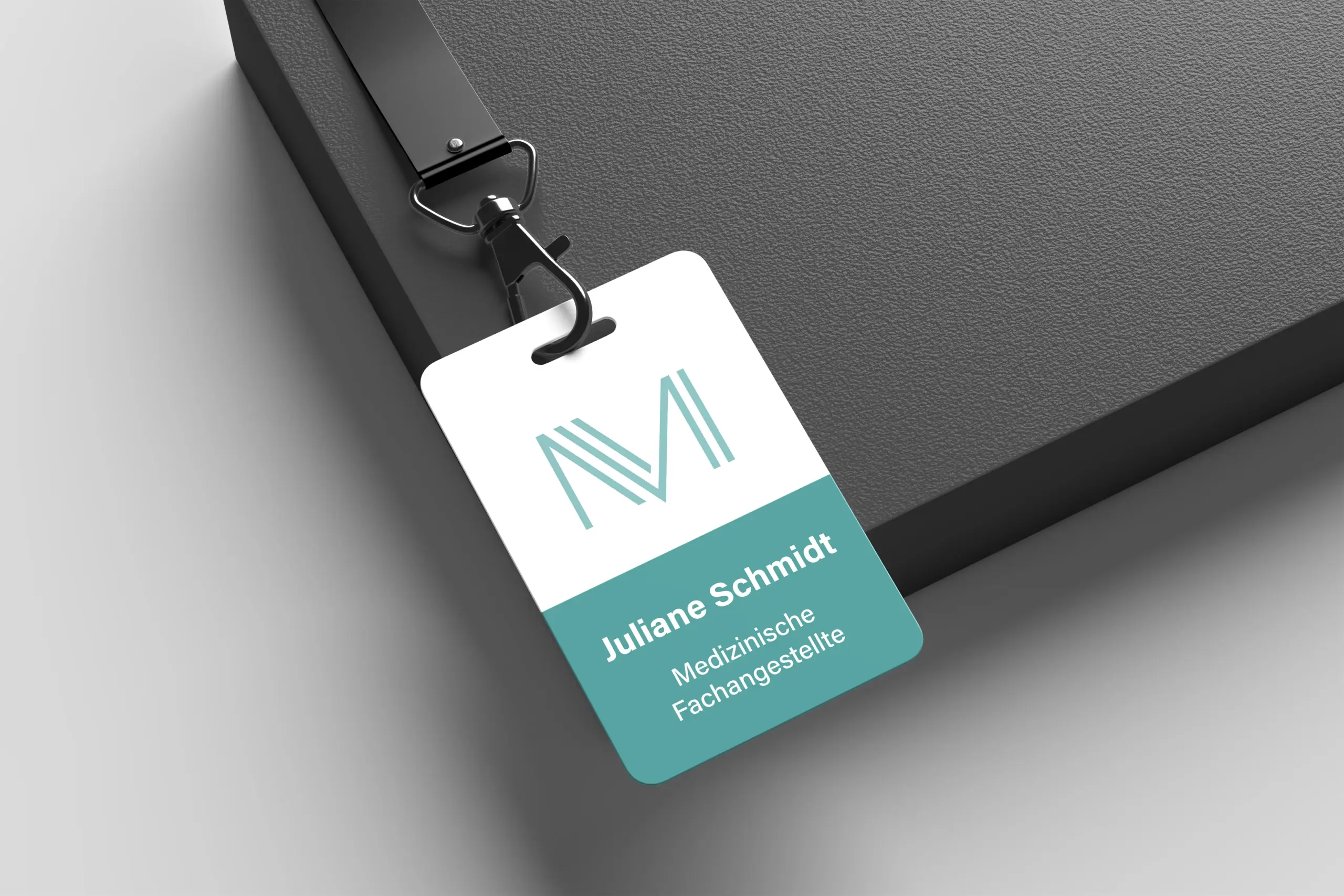 Mitarbeiterausweis für eine medizinische Fachangestellte mit modernem Praxis-Corporate-Design