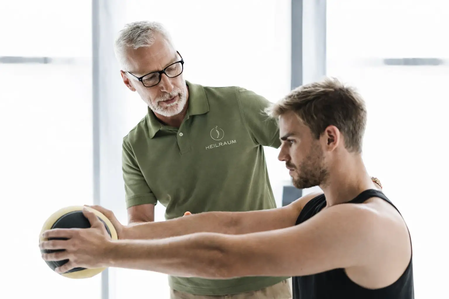 Besticktes Logo auf Arbeitskleidung einer Physiotherapiepraxis