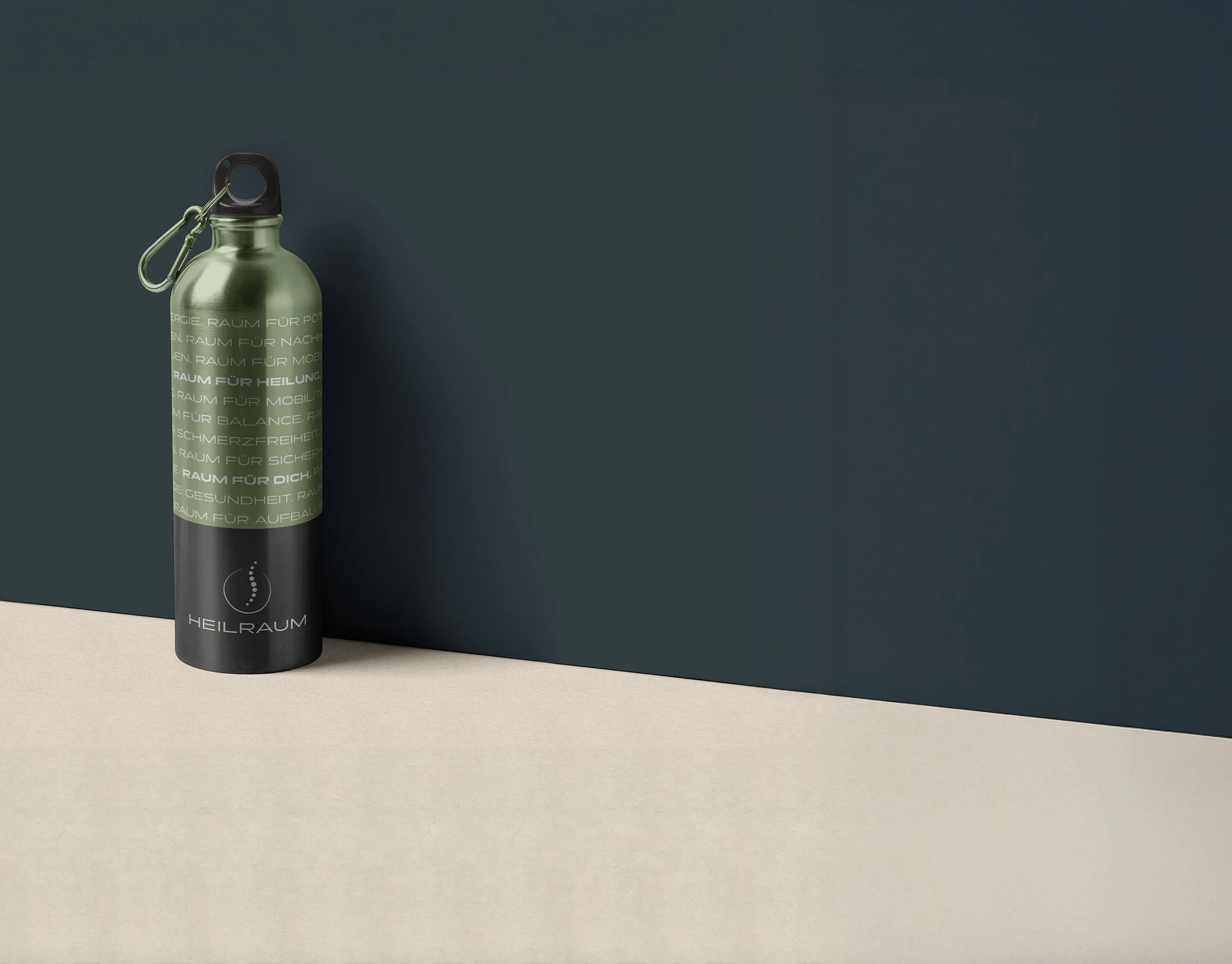 Trinkflasche im Corporate Design der Praxis Heilraum