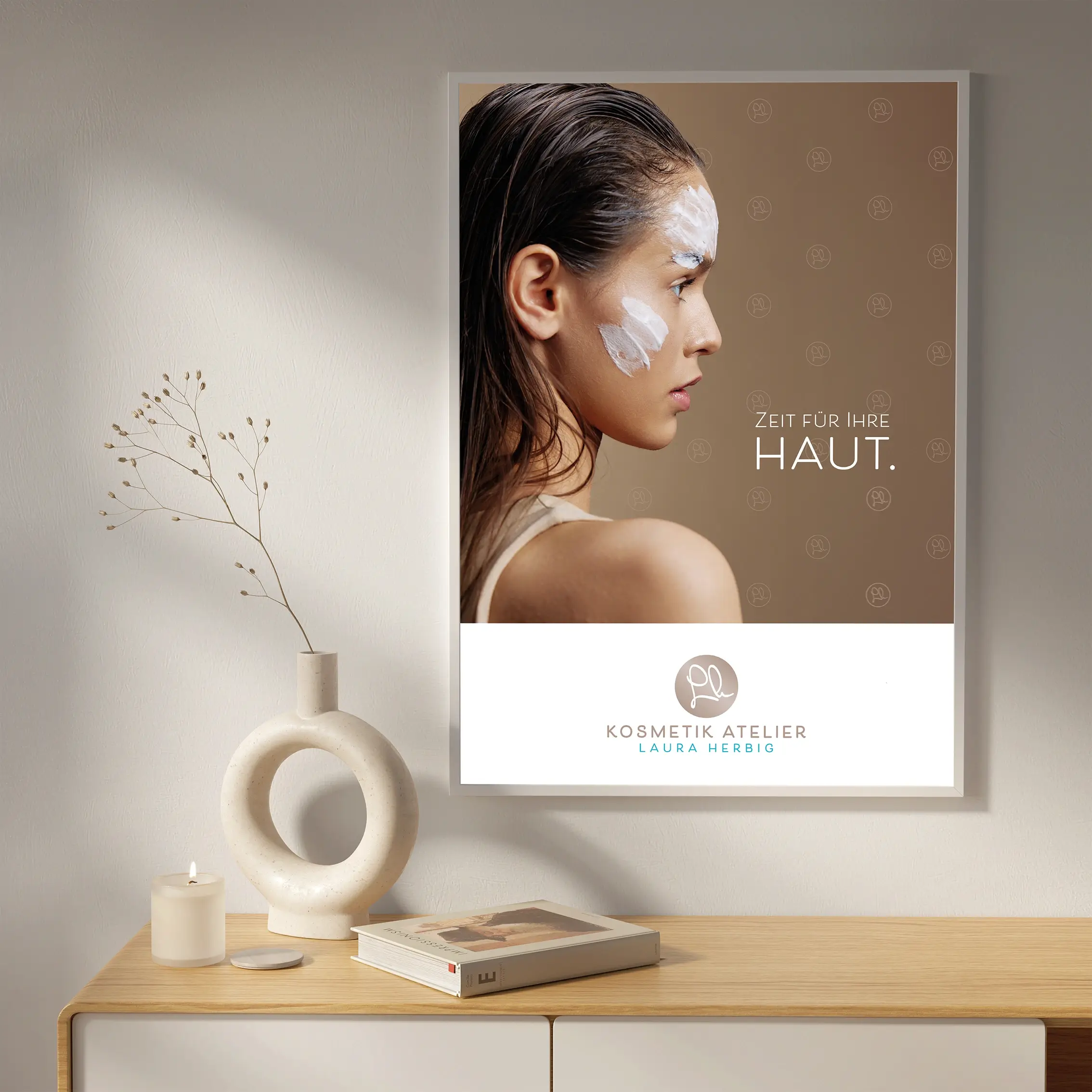Posterdesign für Kosmetikatelier Laura Herbig mit Beauty-Motiv und hochwertiger Markenkommunikation im Studio.