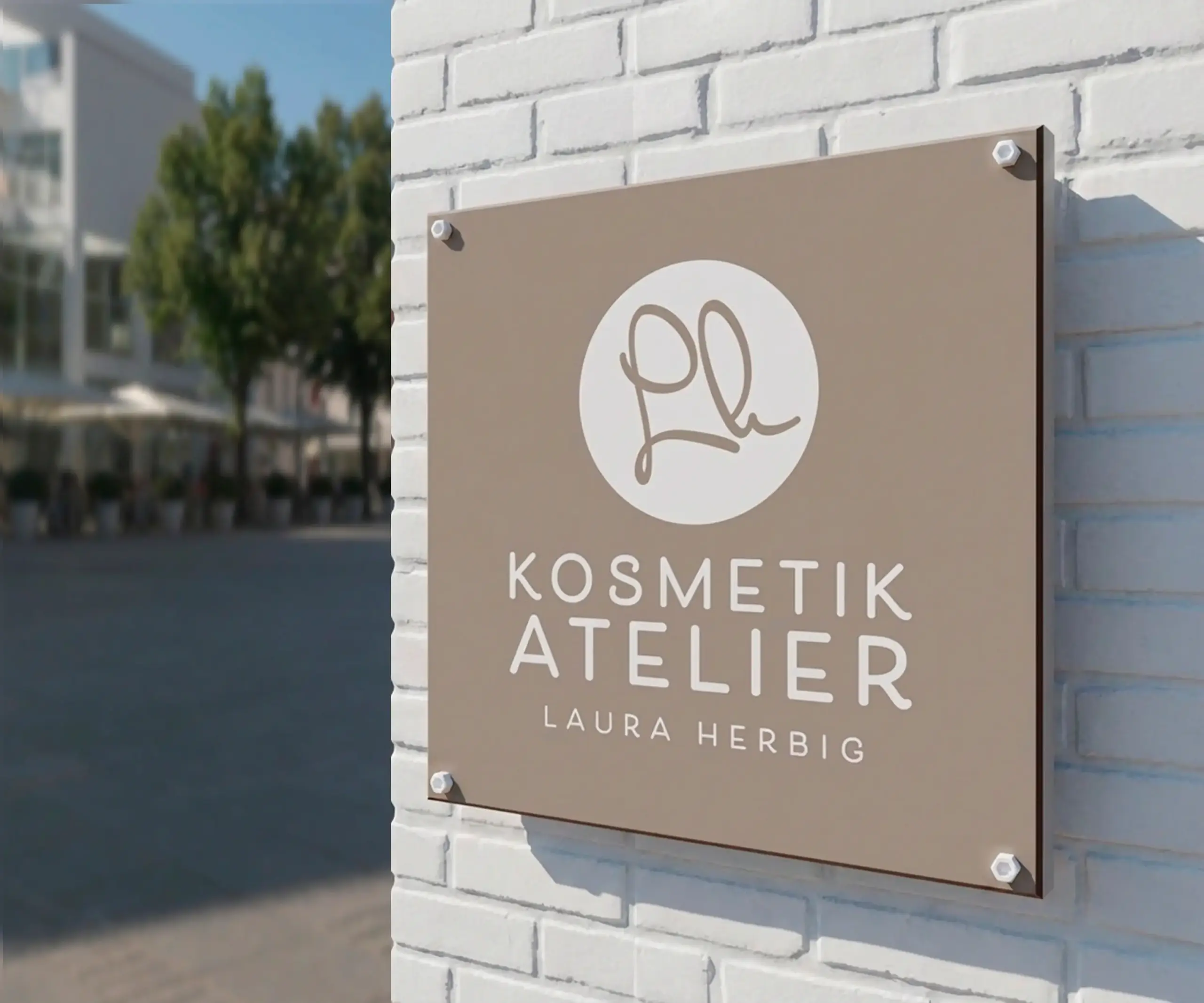 Praxisschild für Kosmetikatelier Laura Herbig mit Logo und hochwertiger Außenwirkung am Standort.