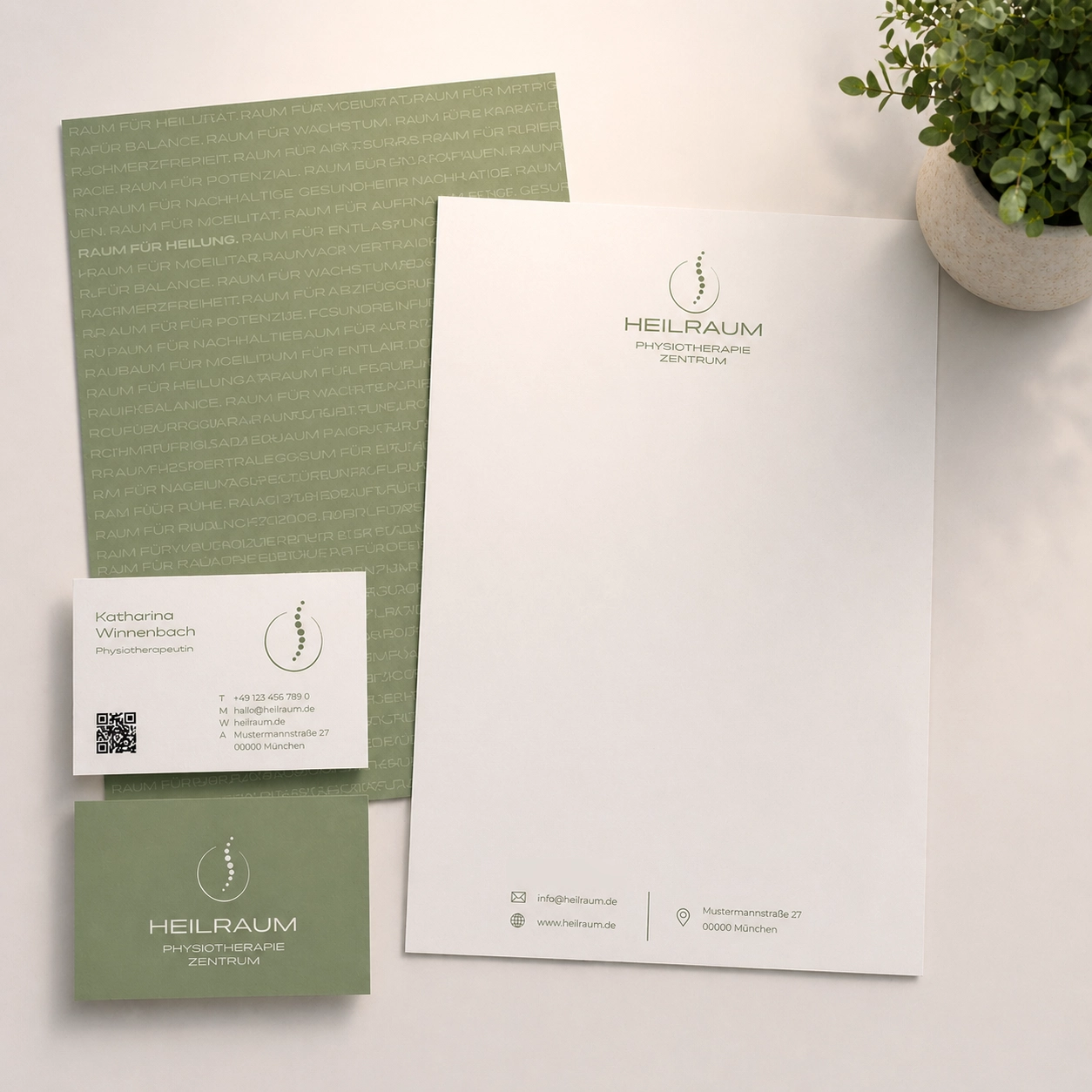 Geschäftsausstattung im Corporate Design mit Briefbogen, Briefpapier und Visitenkarten für Physiotherapiepraxis auf modernem hellem Hintergrund.