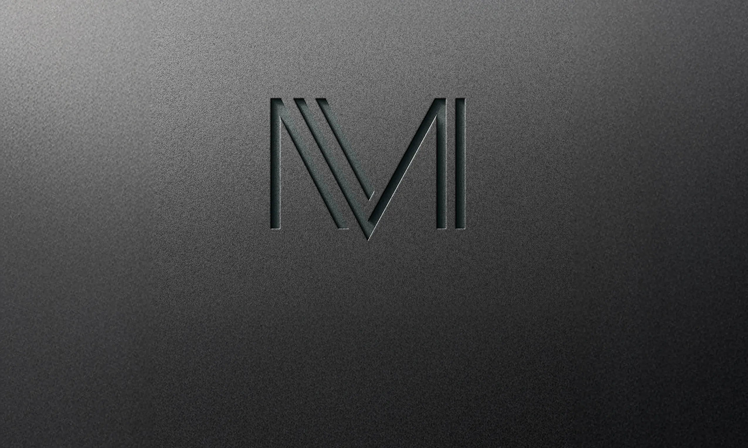 Minimalistisches Monogramm-Logo für dermatologische Praxis als elegantes Corporate Design auf dunkler strukturierter Oberfläche.