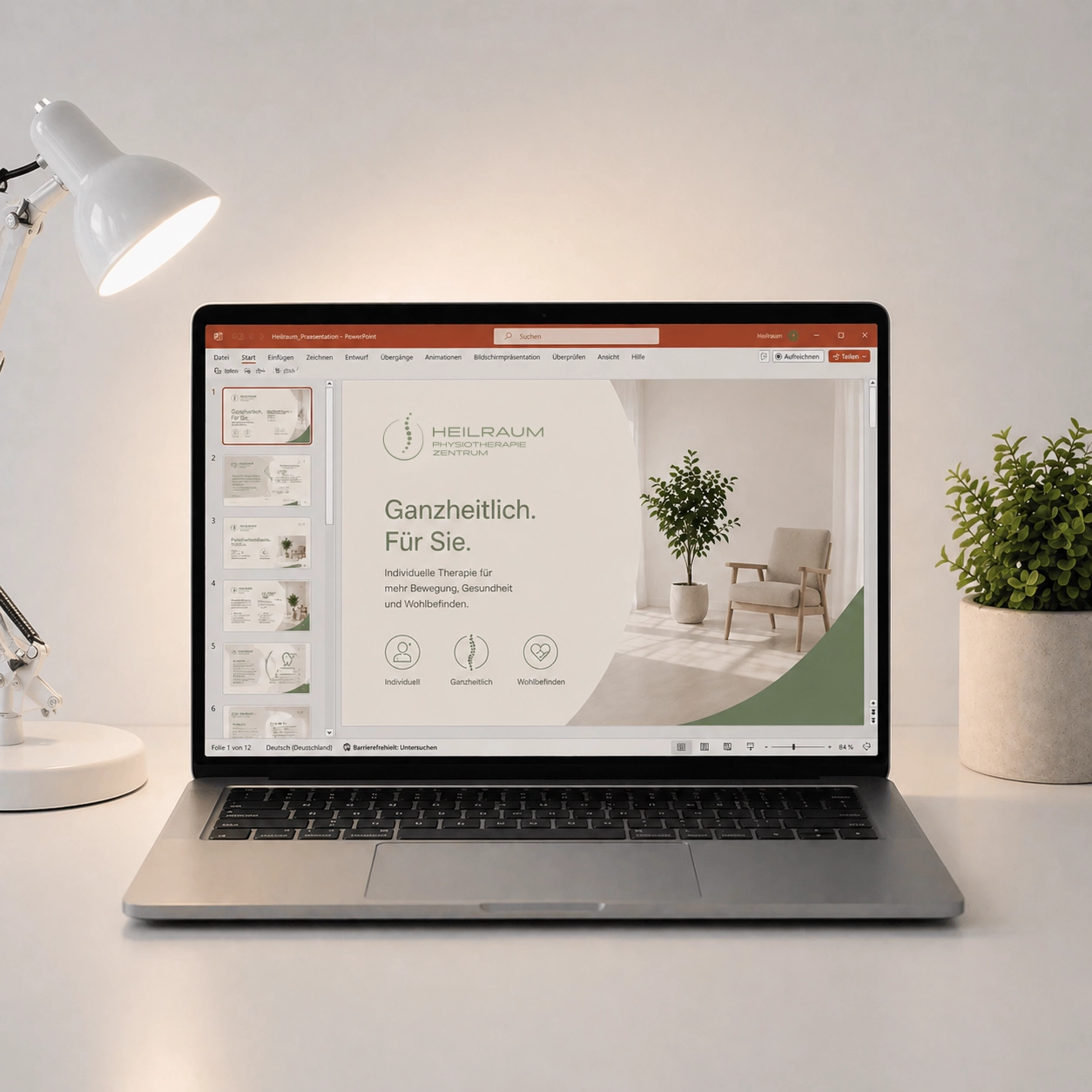 Moderner Arbeitsplatz mit Laptop, auf dem eine hochwertige PowerPoint-Präsentation im Markendesign einer Physiotherapiepraxis geöffnet ist.