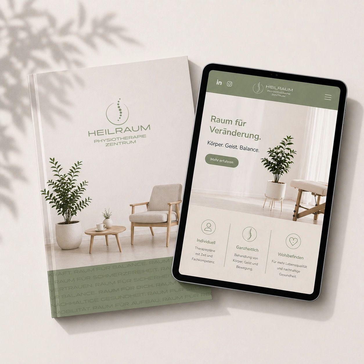 Broschüre und Tablet im einheitlichen Markendesign einer Physiotherapiepraxis, modern inszeniert in heller, cleaner Studio-Umgebung.