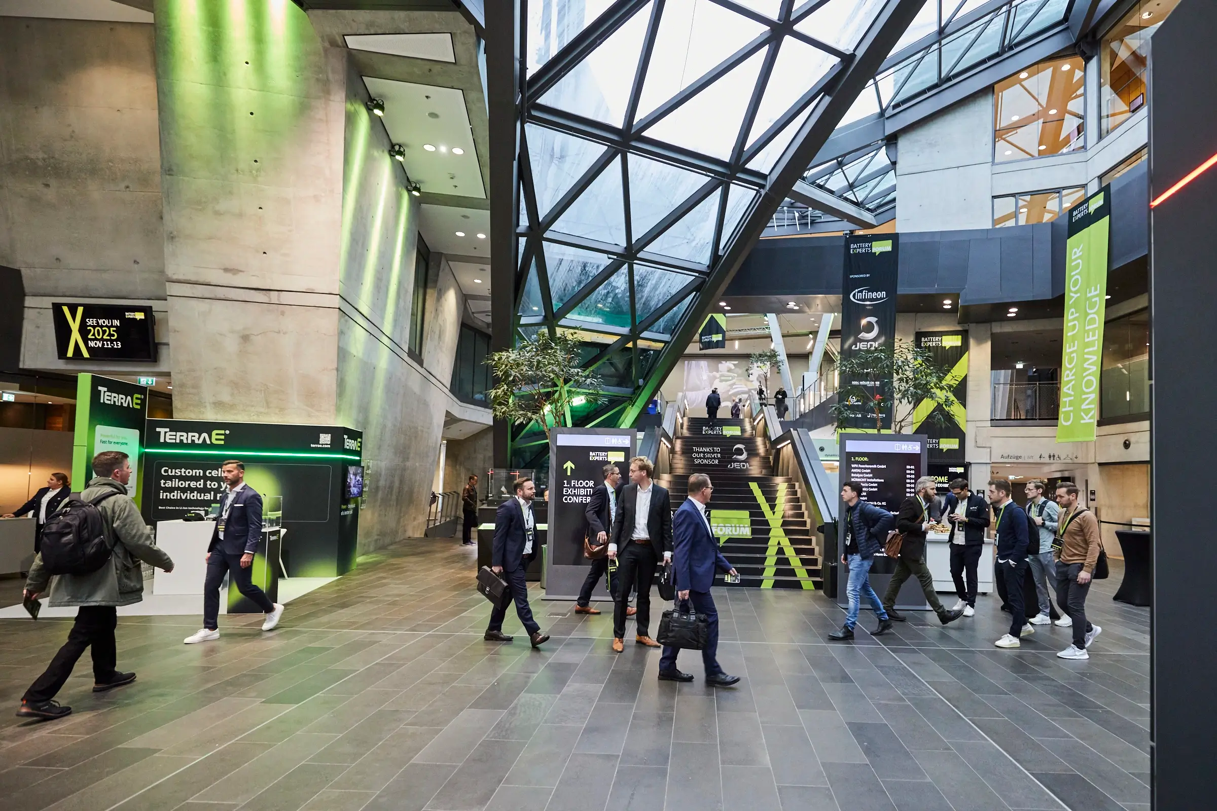 Gestaltung und Anwendung des bestehenden Eventdesigns auf Treppen-, Hallen- und Wegeflächen im Darmstadtium in Darmstadt.