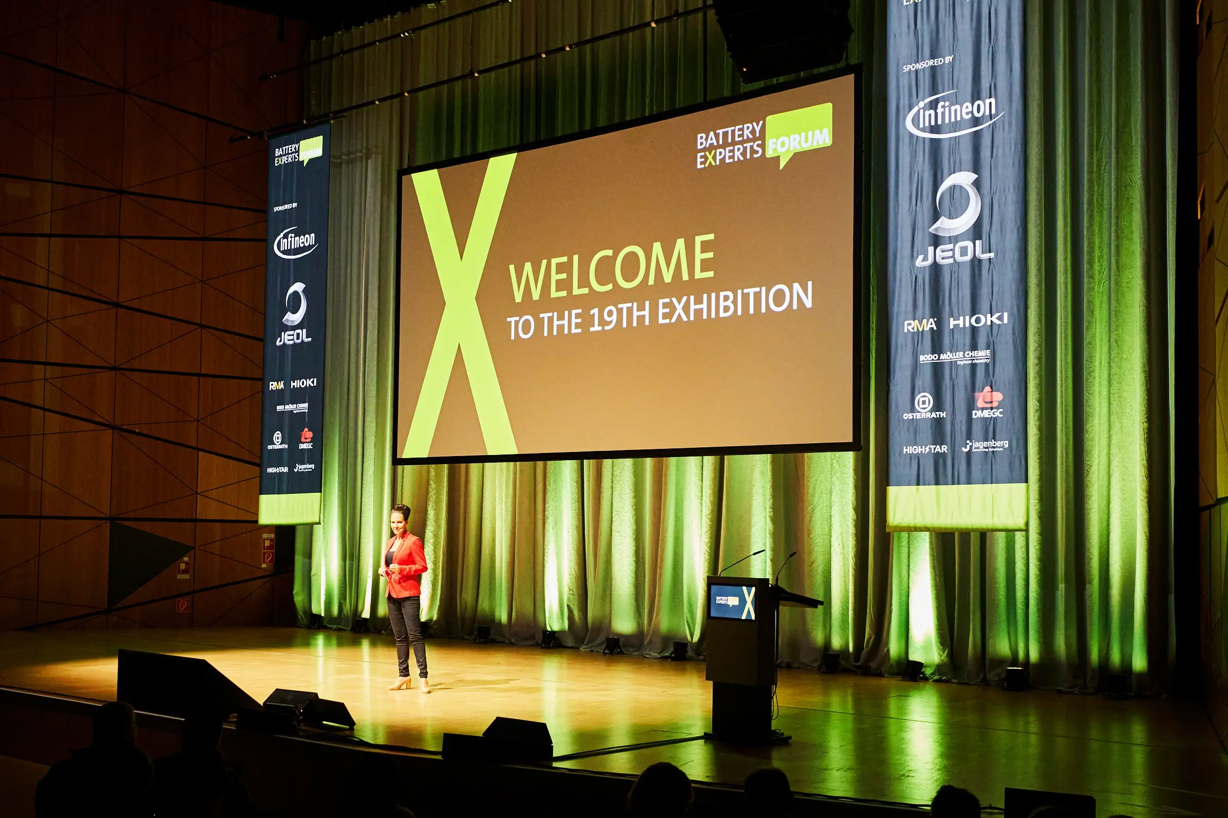 Bühnen- und Eventkommunikation für das Battery Experts Forum im Darmstadtium Darmstadt mit großformatigen Bannern und Leitsystemen.