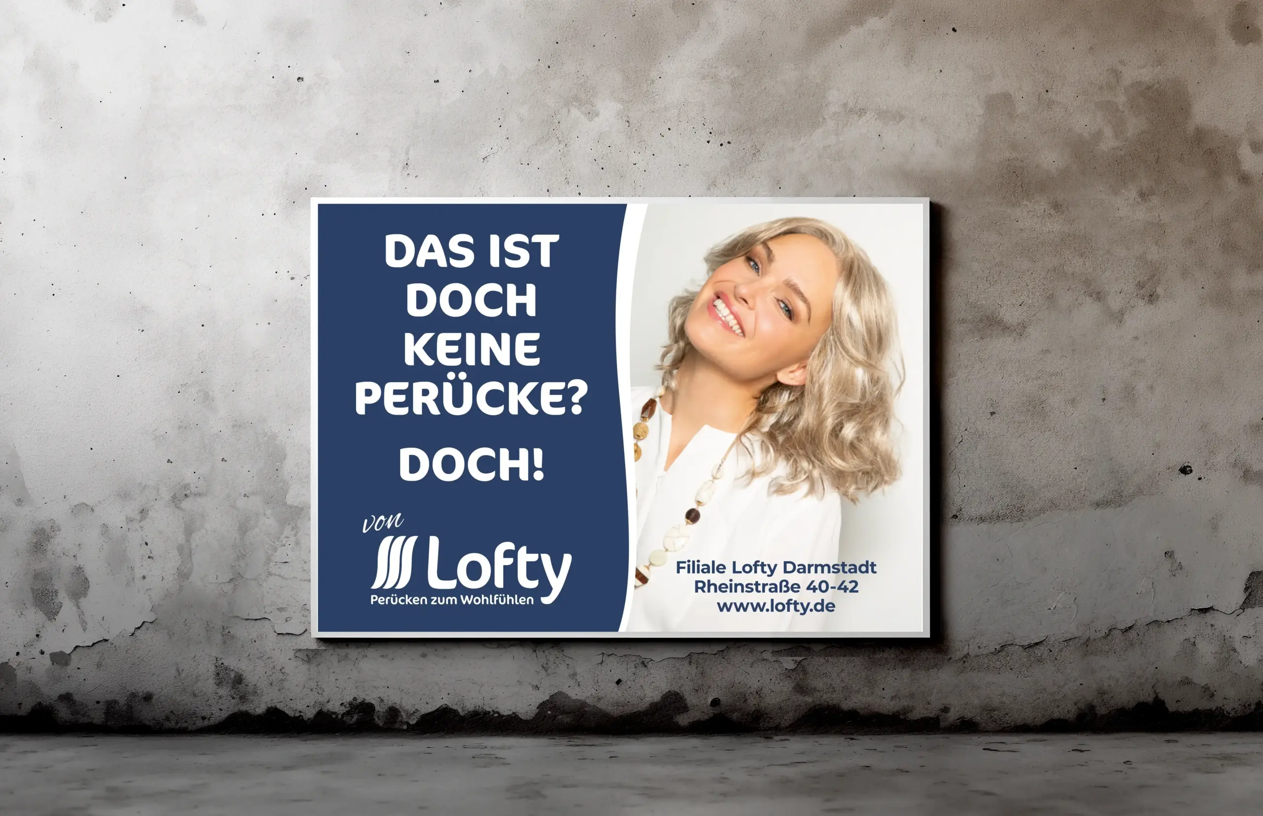 Werbeplakat für Lofty Perücken mit großformatiger Modelaufnahme und der Headline „Das ist doch keine Perücke? Doch!“. Das Design kombiniert dunkles Blau mit heller Typografie und präsentiert die Marke in moderner, emotionaler Bildsprache.