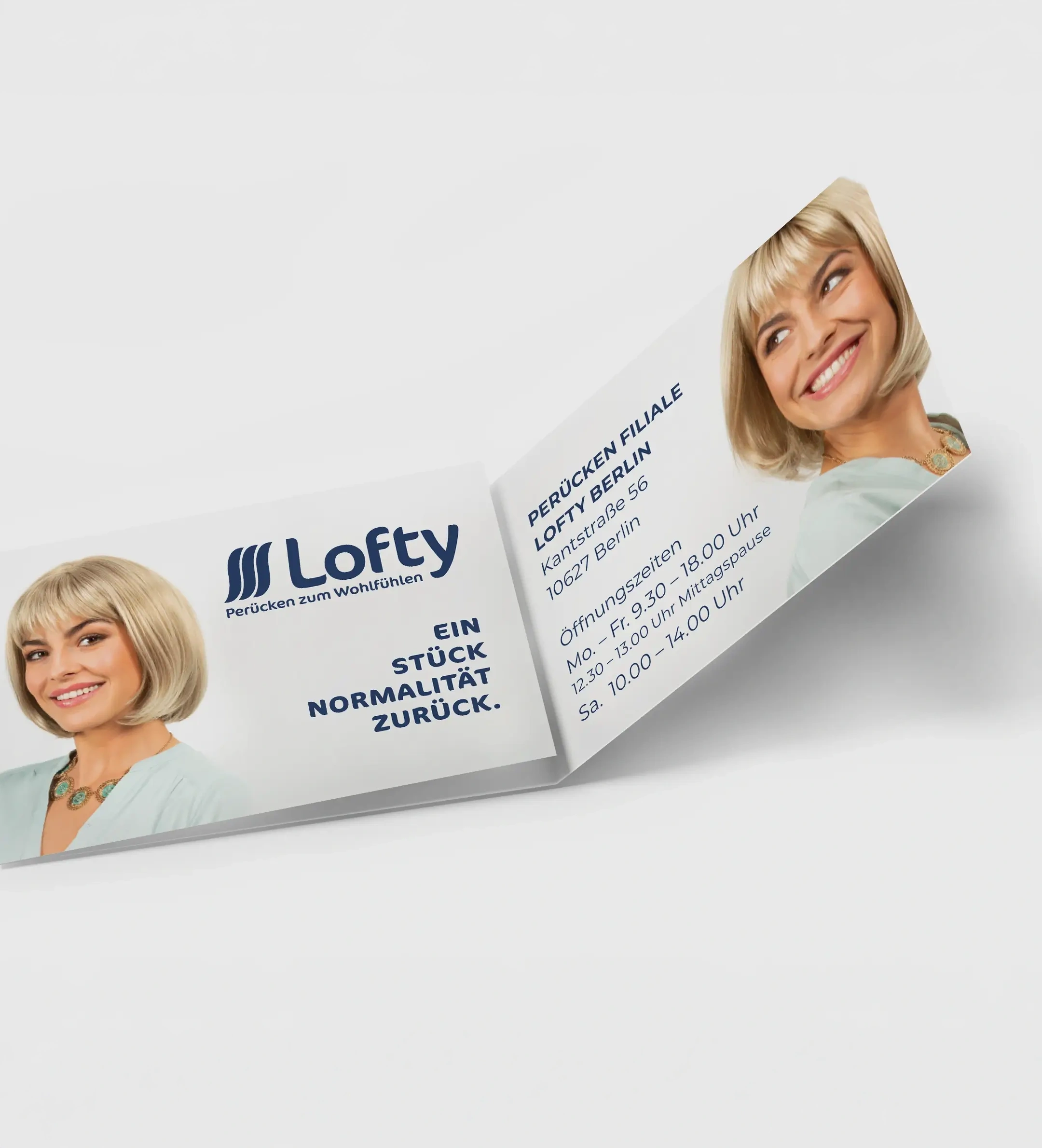 Aufgestellte Lofty-Visitenkarte mit Modelaufnahme, Logo und Kontaktdaten der Filiale. Das Design kombiniert emotionale Bildsprache mit klarer Typografie und einem reduzierten Corporate Design.